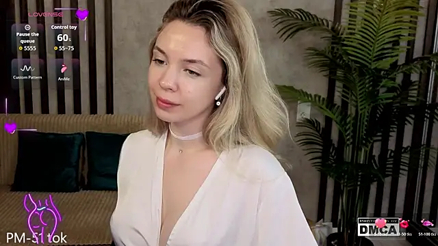 Holl1Would's cam snapshot