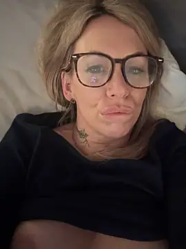 blondebitch2 live sex cam