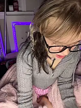 Cutiepiespanks's cam snapshot