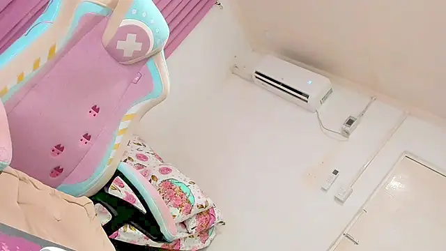 CraveMyCurves live sex cam