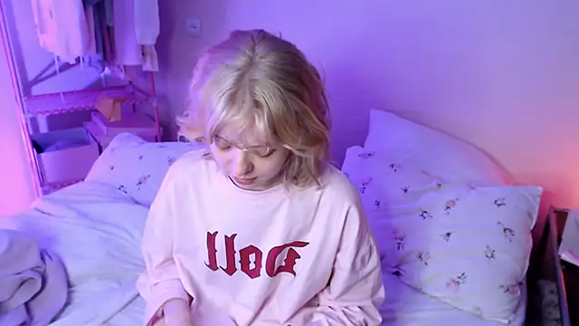 KatieMelone live sex cam