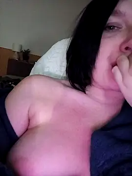 HornyCumBitch's cam snapshot