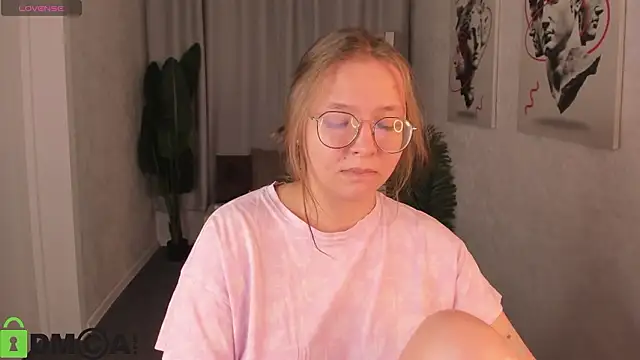 Nuura_Moore's cam snapshot