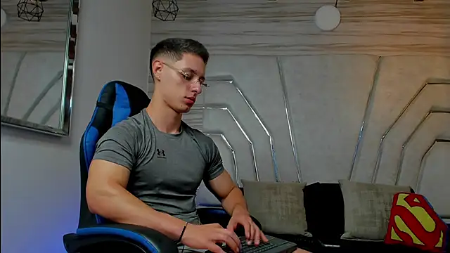 MAXTHOMSON live sex cam