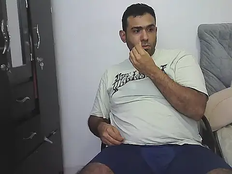 AlphaLatinoBear live sex cam