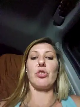 SheIsSomething live sex cam