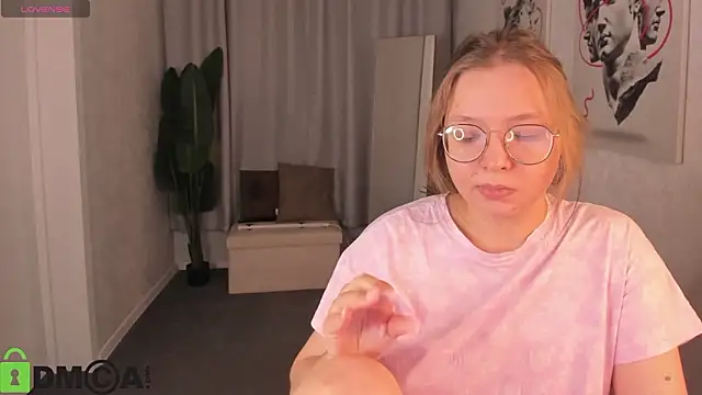 Nuura_Moore's cam snapshot