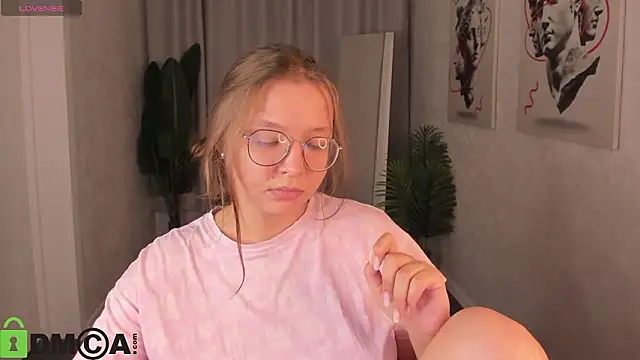 Nuura_Moore's cam snapshot