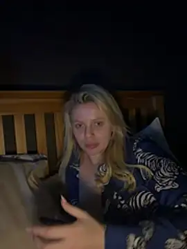 Blonde-Bella-XX's cam snapshot