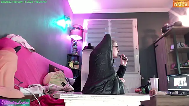 MissSluttyLeeloo live sex cam