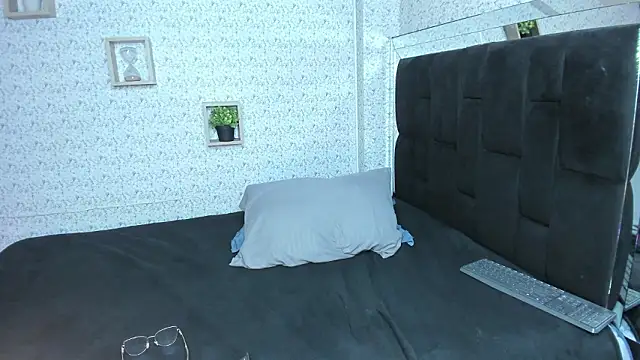 lisa_logan's cam snapshot