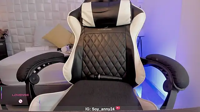 anny_rouse24's cam snapshot