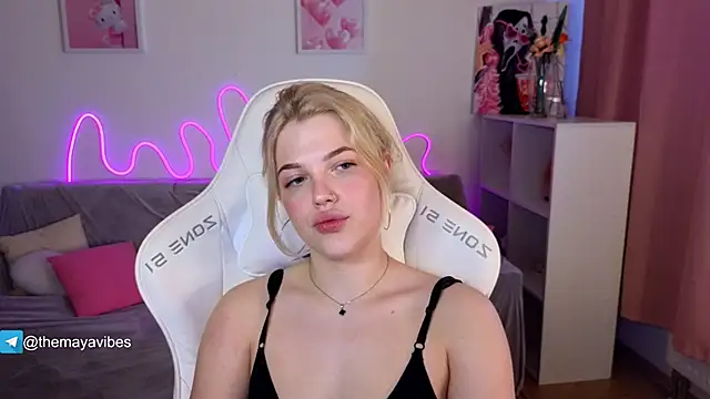 Maya_Rave's cam snapshot