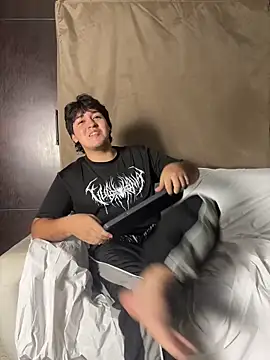 EmilyAndAndrew live sex cam