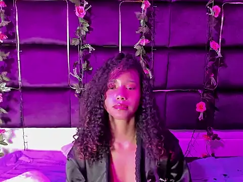 Lunaa_Brunettee's cam snapshot