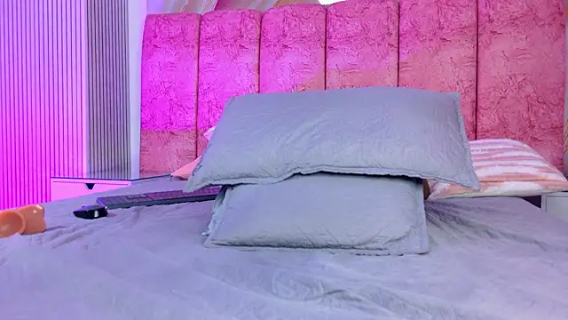 emmacurvy's cam snapshot