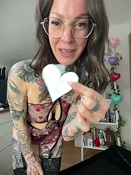 BrownieyQueen live sex cam