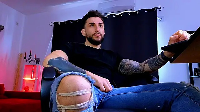 MightyAaron66 live sex cam