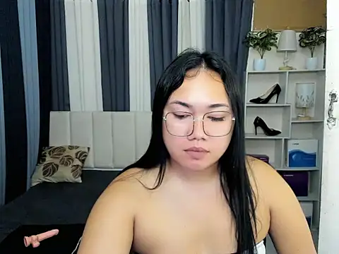 TsUncutKaren live sex cam