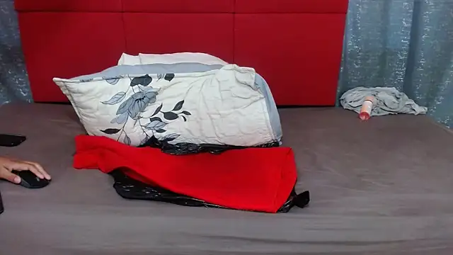 CurvyQueenx2's cam snapshot