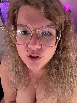 CurvyAnonymousGirl89's cam snapshot