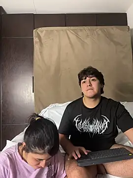 EmilyAndAndrew live sex cam