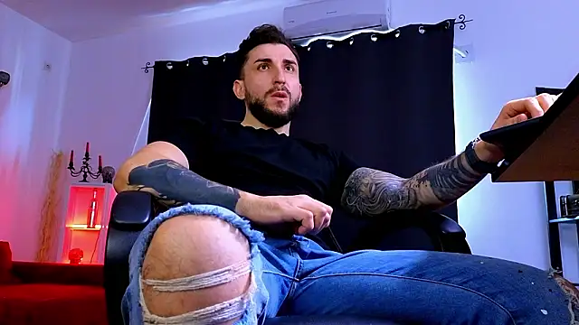 MightyAaron66 live sex cam