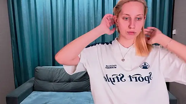 EmilyReyess's cam snapshot