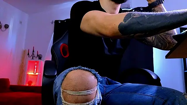 MightyAaron66 live sex cam