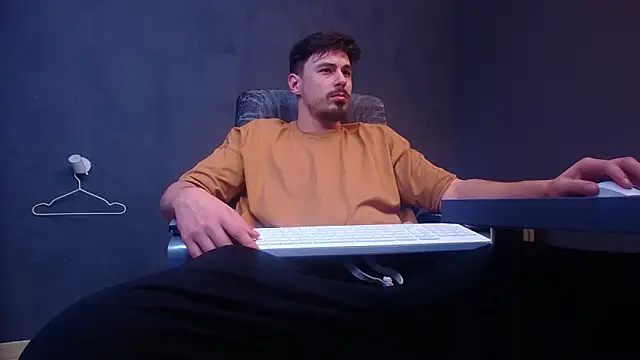 EnzoRace live sex cam