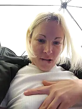 Sunny-Sin live sex cam