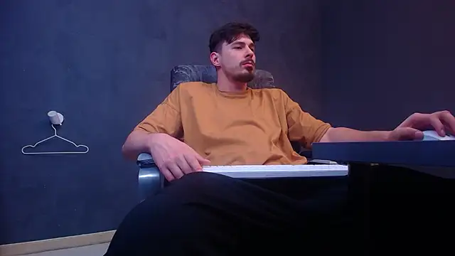 EnzoRace live sex cam