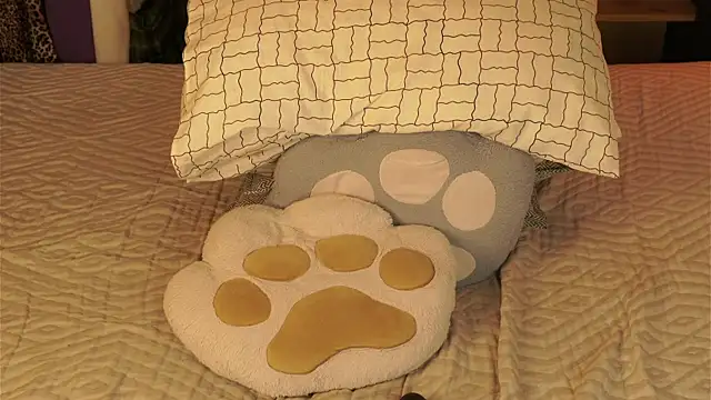 LynHillaire live sex cam