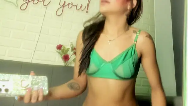 karina_gomez_18's cam snapshot