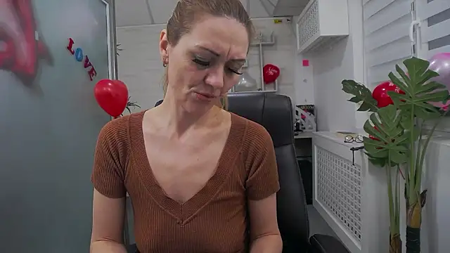 EllaMilf_'s cam snapshot