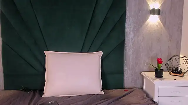 EmiliClarke's cam snapshot