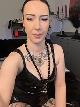 Trixie-Tainted live sex cam