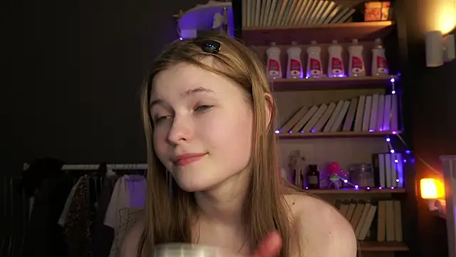 LynHillaire live sex cam