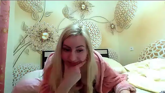 Yourrealgirl's cam snapshot