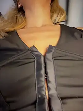 SweetTroubleXXX live sex cam