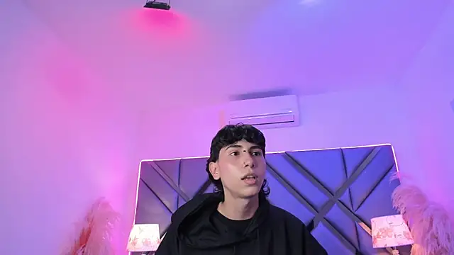 Milan_LewisS live sex cam