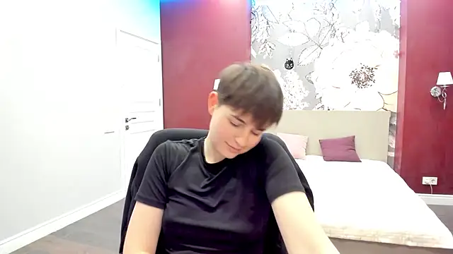 EmiliaYours's cam snapshot