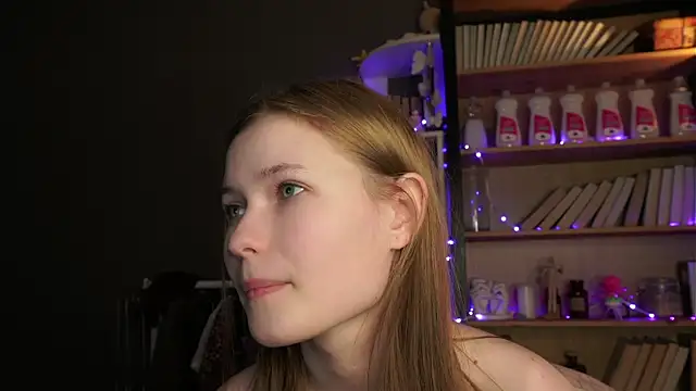LynHillaire live sex cam