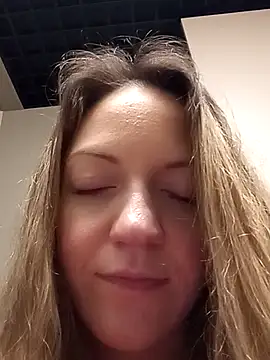 KattyLuuu's cam snapshot