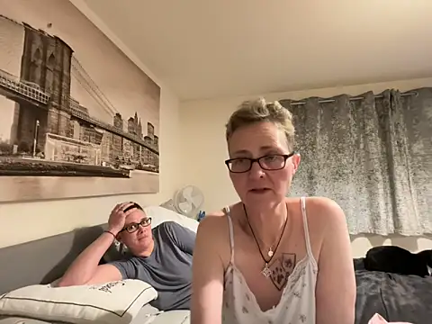 Curvy-Jinx live sex cam