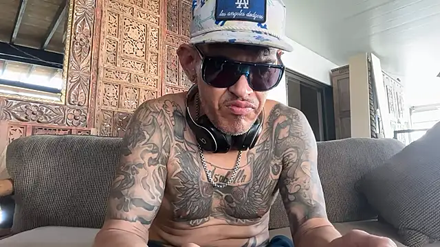 RoodoggXL live sex cam