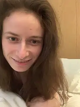 GoldenPussy1329's cam snapshot