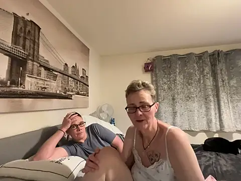 Curvy-Jinx live sex cam