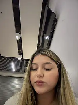 lunablossom_'s cam snapshot