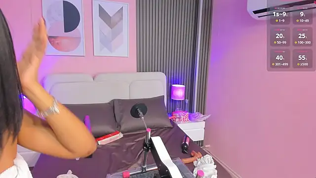 Clawdeen__wolf's cam snapshot